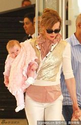 组图：妮可-基德曼全家出行乐融融 小女儿首露面