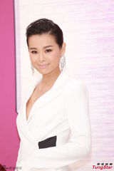 组图：黎耀祥胡杏儿亮相 胡杏儿开胸裤装帅气