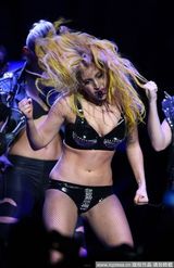 高清组图：Gaga开唱再进化 三点喷火尺度惊人