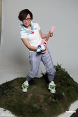 组图：周笔畅全新代言写真 童心未泯徜徉蓝精灵村庄