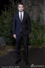 组图：帕汀森与泰勒宣传《暮光》举心形牌谢粉丝