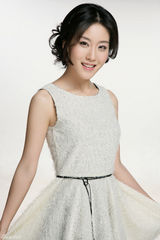 组图：周毅甜美写真随性优雅气质佳