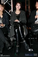 组图：李孝利孔孝真等众韩星盛装助阵大型时装秀