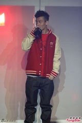 组图：陈冠希亮相上海 问及阿娇怒瞪记者