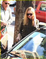 组图：凯特波茨沃斯与老爸外出秀美腿 亲密拥抱