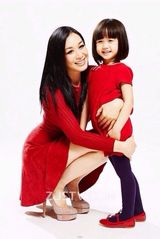 组图：钟丽缇女儿萌照曝光 与韩寒女儿似双胞胎