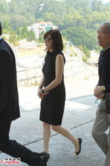 组图：关之琳父亲关山下葬 家属亲人悲哀送行