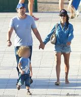 组图：佩内洛普产后与家人度假 豪放裸泳秀上围