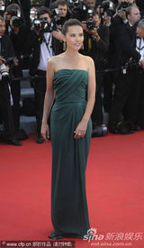 组图：法国女星维琴妮-拉朵嫣抹胸绿裙尽显气质