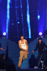 高清组图：张根锡首尔会粉丝 展歌喉秀舞技气氛热烈