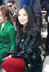 组图：赵薇现身伦敦时装周 与金喜善一同亮相