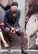 高清图：韩孝珠苏志燮携手亮相宣传新片《只有你》