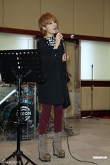 组图：容祖儿为个唱练团 青峰探班一脸睡意