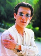 组图：李咏19岁青涩旧照英俊似费翔