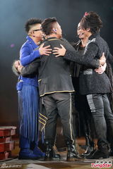 组图：古惑仔五子开唱显本色 伊健小春示爱太太