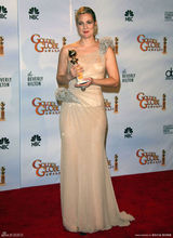 高清组图：巴里摩尔获电视影后 现身后台优雅迷人