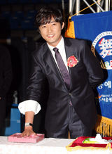 高清图：第1届首尔文化艺术大奖李秉宪孙艺珍获殊荣