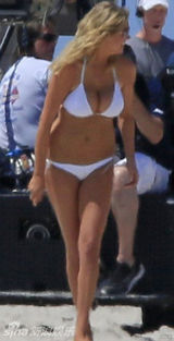 阿普顿比基尼豪放抖奶 迪亚兹衬衫蔽体羞比美