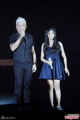 组图：巫启贤与女儿合唱 草蜢曾志伟助阵