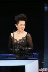 组图：黄秋生颁奖调侃提名演员 逗笑叶德娴