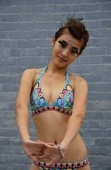 组图：《闯关上梁山》热播 彩妆佳丽掀性感热浪