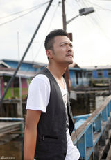 组图：“旅行者”于小伟赴文莱街拍简约时尚