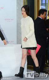 组图：f(x)签名会 Sulli清新Amber露手腕纹身