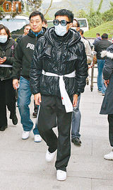 幻灯图：尹志强遗体火化 米雪情绪崩溃哭断肠