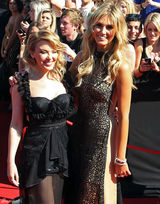 高清组图：凯莉-米洛黑色透视礼服性感亮相悉尼