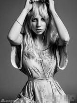 组图：Gaga拍另类黑白写真 边比剪刀手边流泪