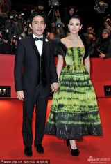 组图：章子怡荧光绿色长裙搭皮草优雅迷人