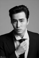 组图：杨立新杨玏登时尚杂志演绎情深父子