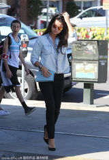 组图：赛琳娜深V衬衫OL风 黑超高跟超有范儿