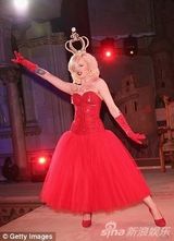 组图：凯特王妃表妹恶搞女王 大跳脱衣舞秀椒乳