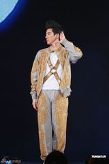 组图：王力宏开唱战袍驾坦克 与伴舞玩暧昧