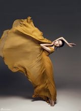 组图：舞蹈家 李 倩 杂志大片婀娜身姿气场十足