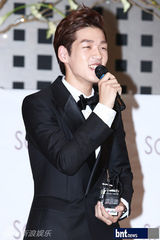 组图：ULALA SESSION成员金明勋召开婚礼记者会