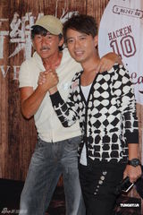 组图：李克勤粘假须扮林子祥 欲再挑战《数字人生》