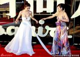 组图：孙菲菲红毯被主持人方龄踩掉长裙露胸贴