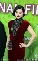 组图：范冰冰复古造型手提宝塔包亮相红毯