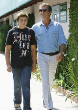 幻灯图集：皮尔斯-布鲁斯南一家幸福出游