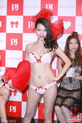 组图：嫩模穿内衣比拼 “小山丘”不敌爆乳