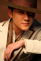 组图：冯绍峰封面花絮帅气迷人