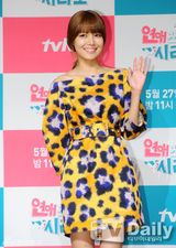 组图：少时秀英宣传《恋爱操作团》豹纹裙霸气