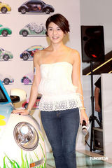 高清：杨采妮内地拍戏水土不服 小露香肩明显消瘦