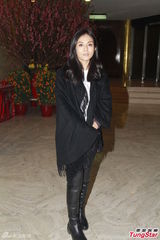 组图：莫文蔚父莫天赐出殡 杨采妮罗家英等致祭