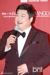 组图：韩笑星金俊贤婚照曝光 记者会晒可爱表情