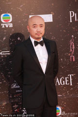 组图：徐峥黑西装亮相 表情略囧光头亮