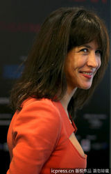 组图：苏菲-玛索低胸红裙亮相新加坡 比V卖萌秀可爱