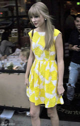 组图：泰勒-斯威夫特街拍 简约裙装搭配凉鞋
